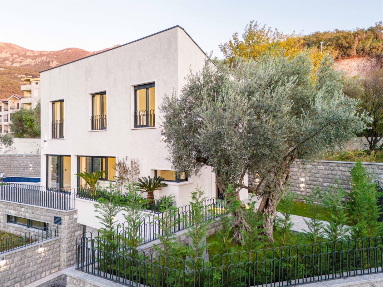 holiday home property Villa for sale With Gym And Jacuzzi In Budva Montenegro