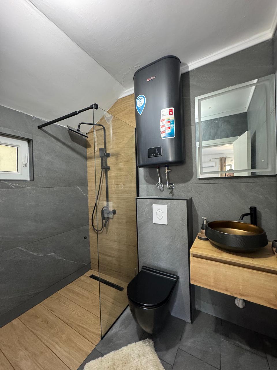 Newly Renovated 2 Bedroom Apartment In Podi