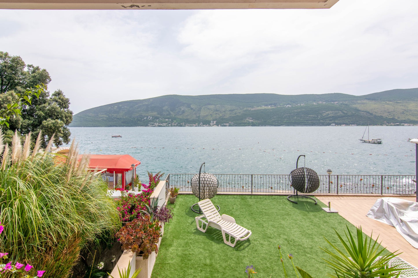 1 Bedroom Apartment With Large Terrace On The First Line To The Sea In The Centre Of Herceg Novi