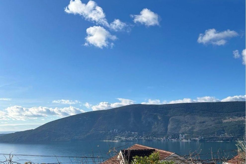 Charming 1 Bedroom Apartment in Srbina With Sea View, Private Garden & Parking