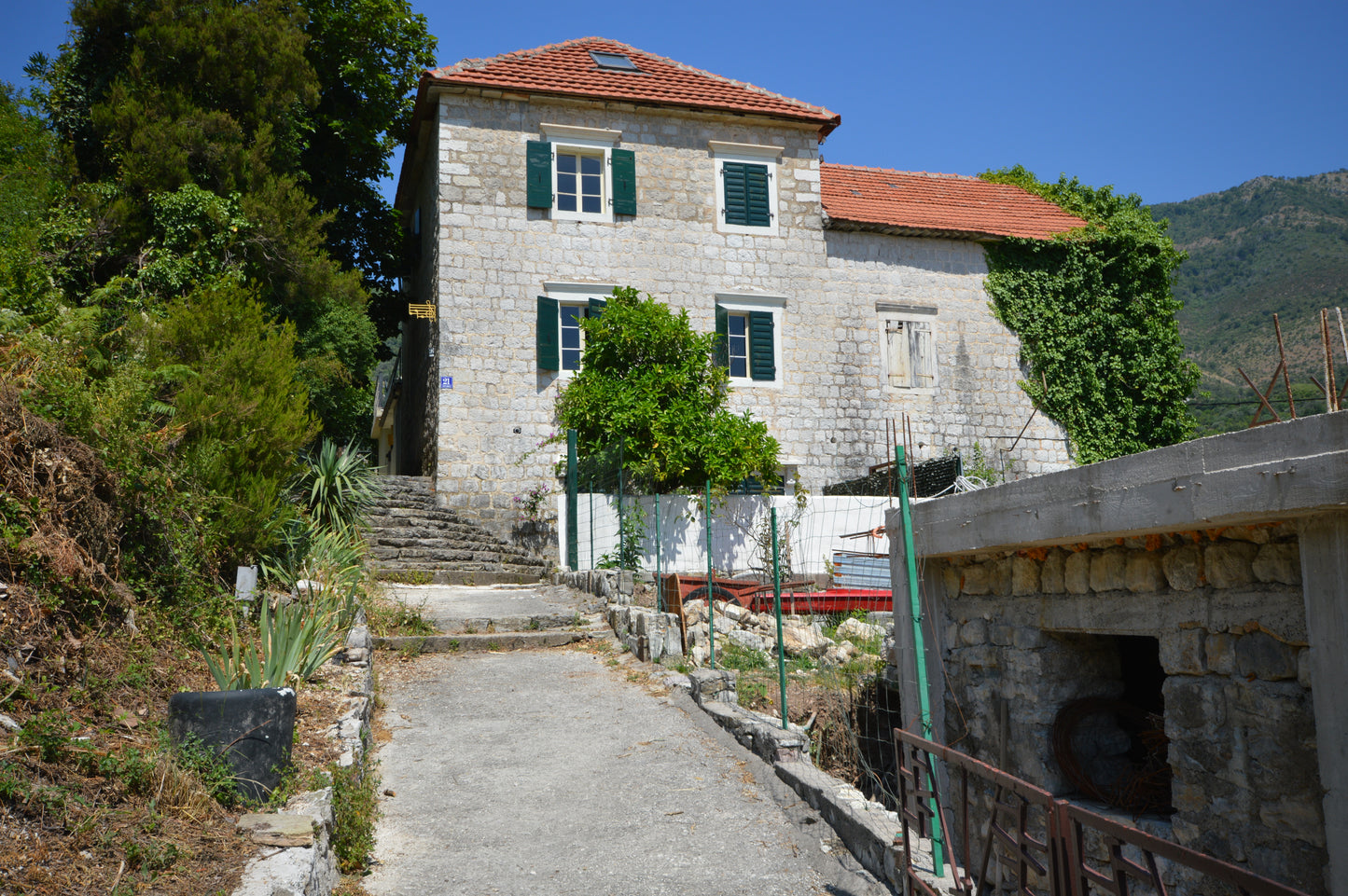 Large House In Kamenari With Studio Apartment, Parking & Garden