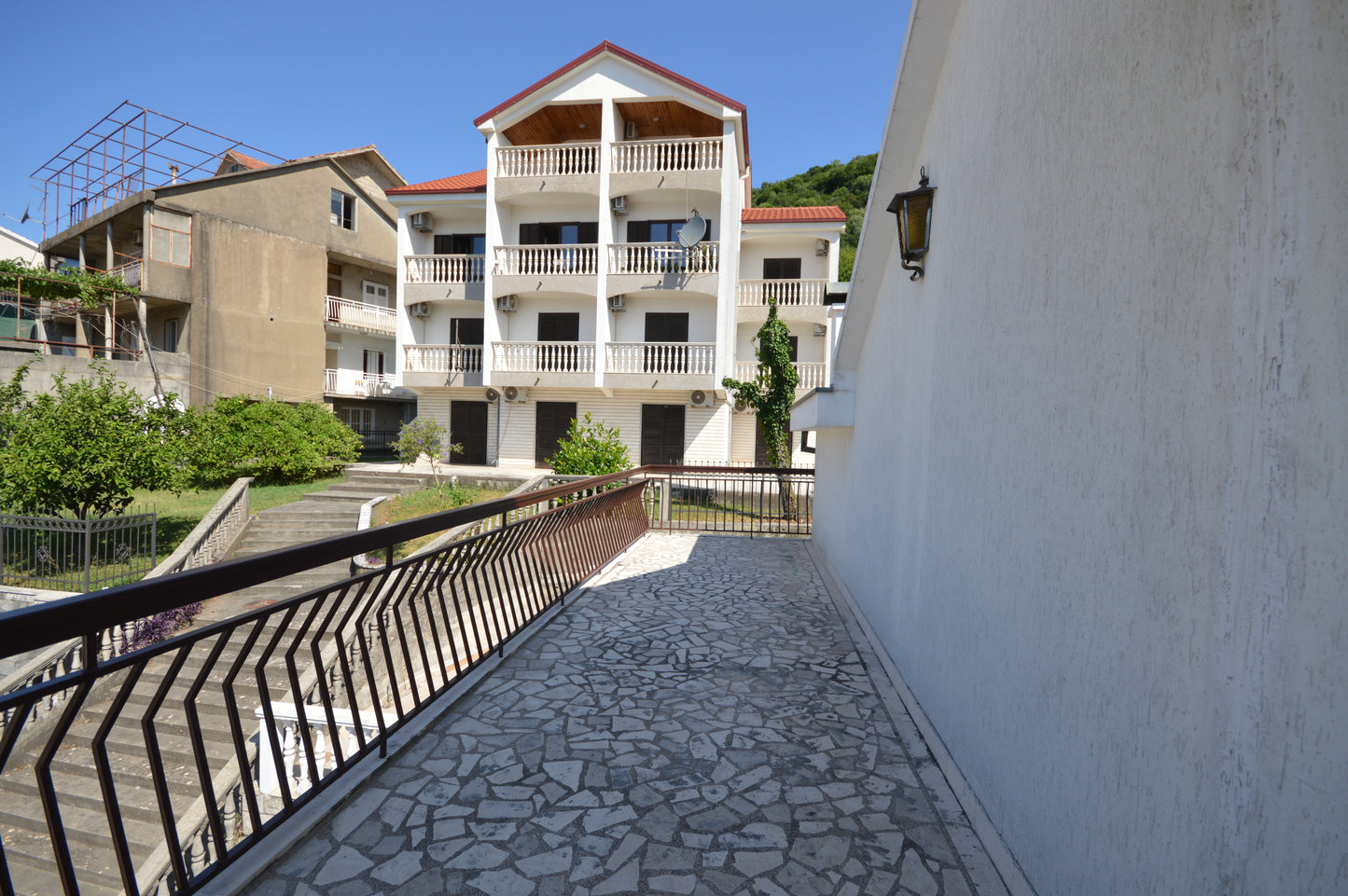 Large House With Studio Apartment & Sea View In Heart Of Igalo