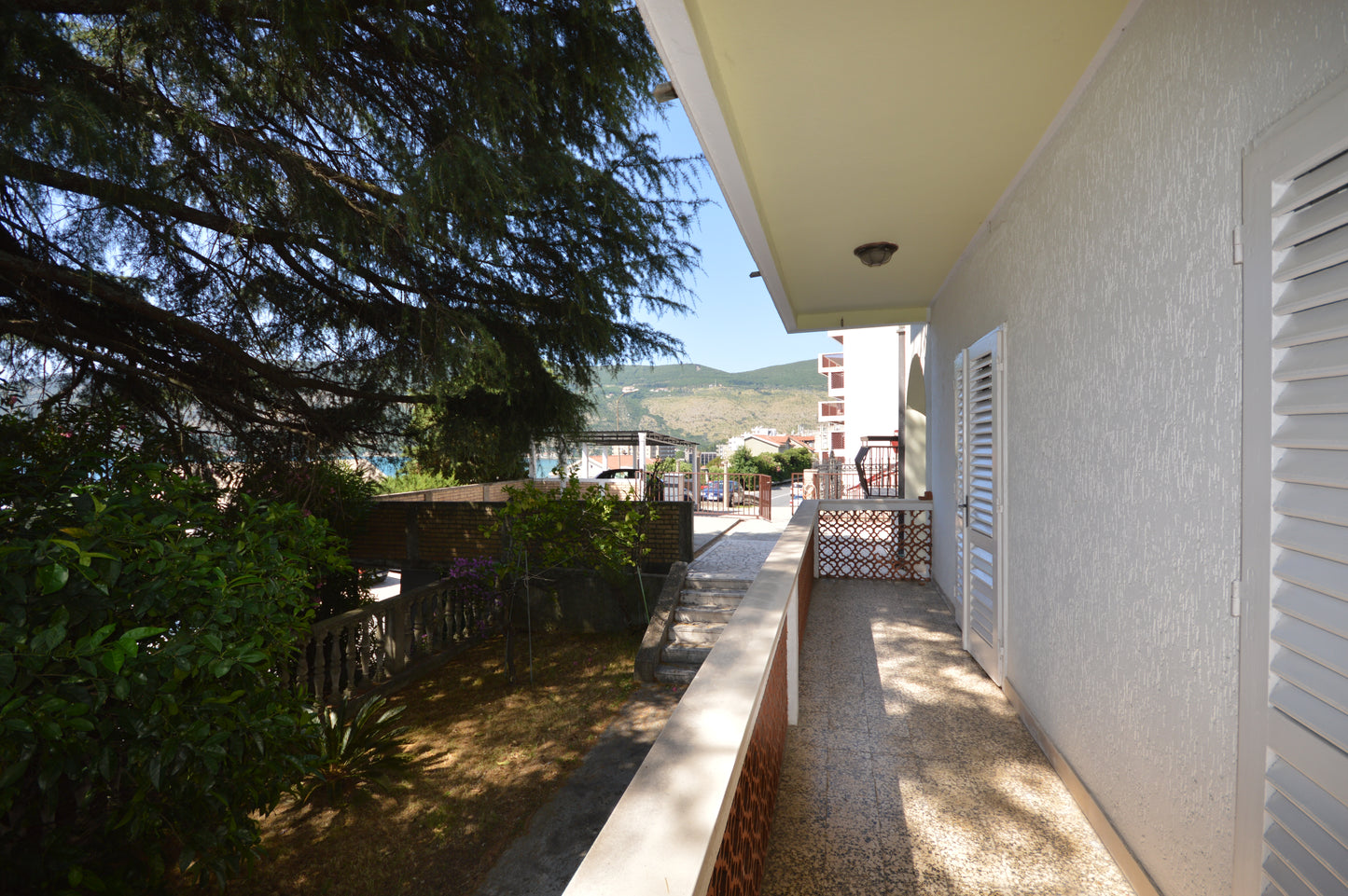 Large House With Studio Apartment & Sea View In Heart Of Igalo