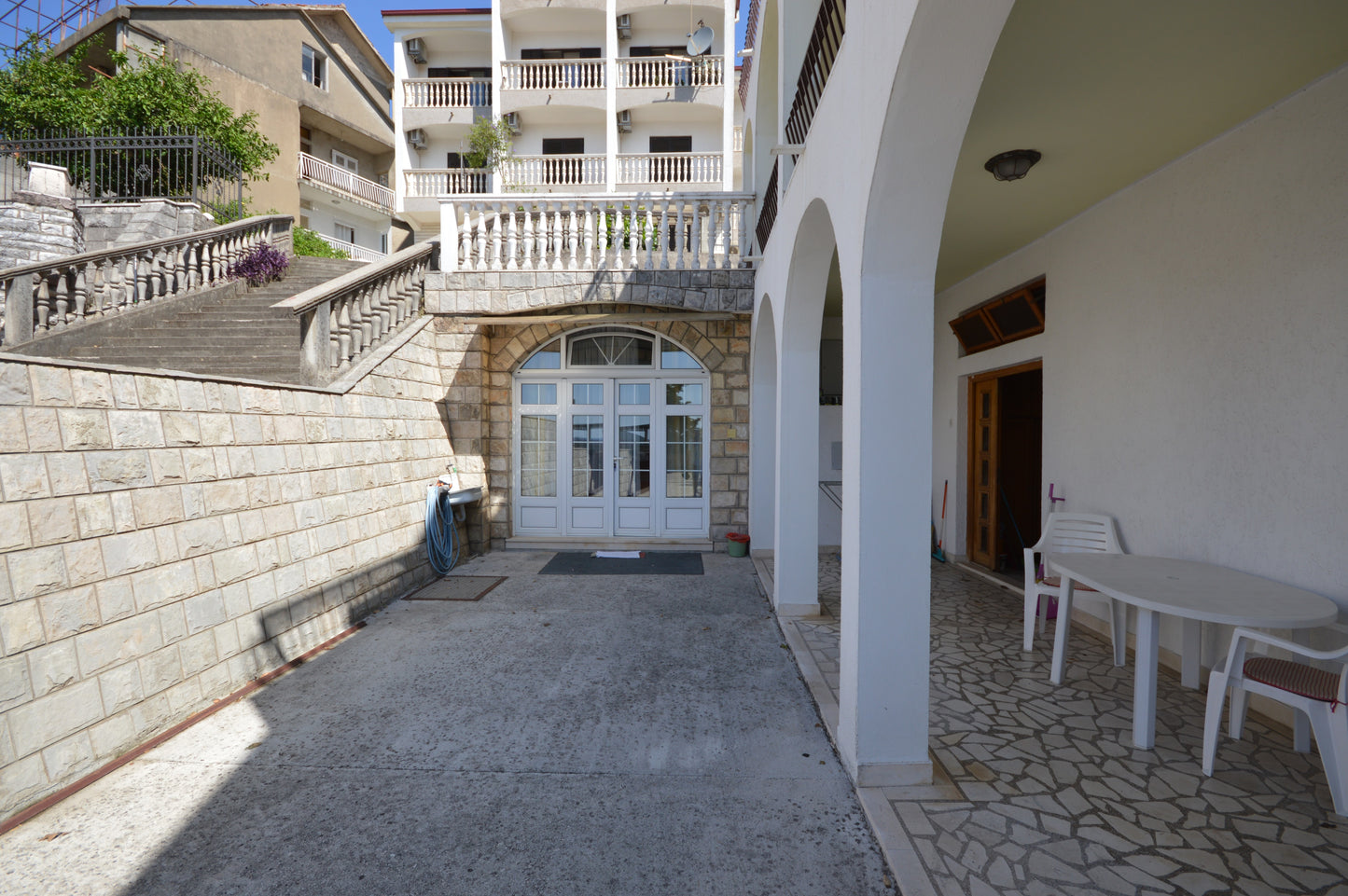 Large House With Studio Apartment & Sea View In Heart Of Igalo