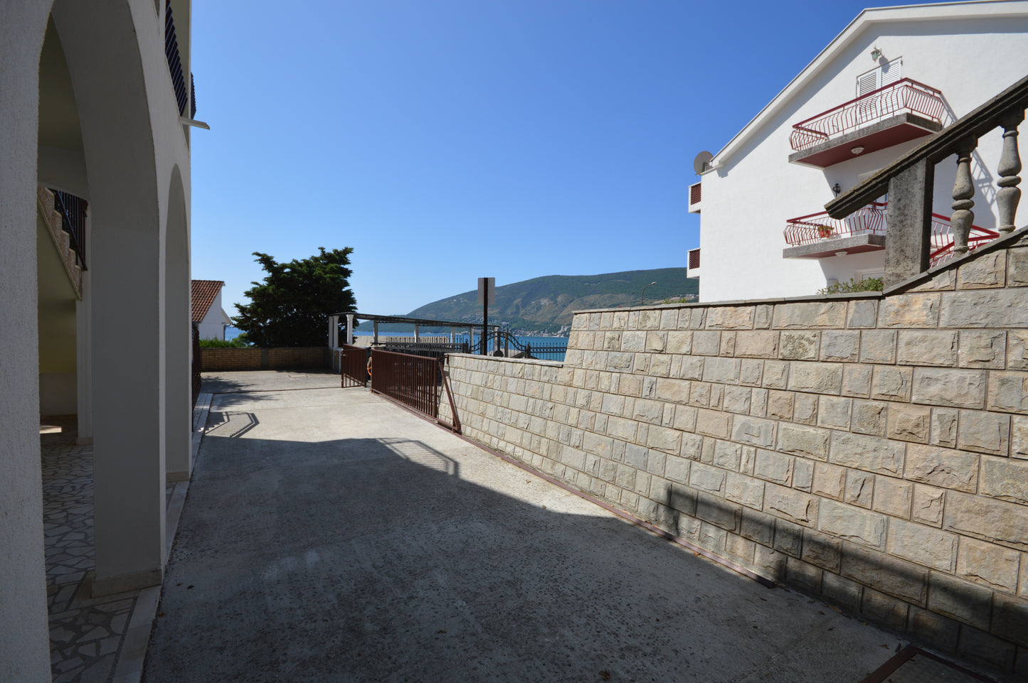 Large House With Studio Apartment & Sea View In Heart Of Igalo