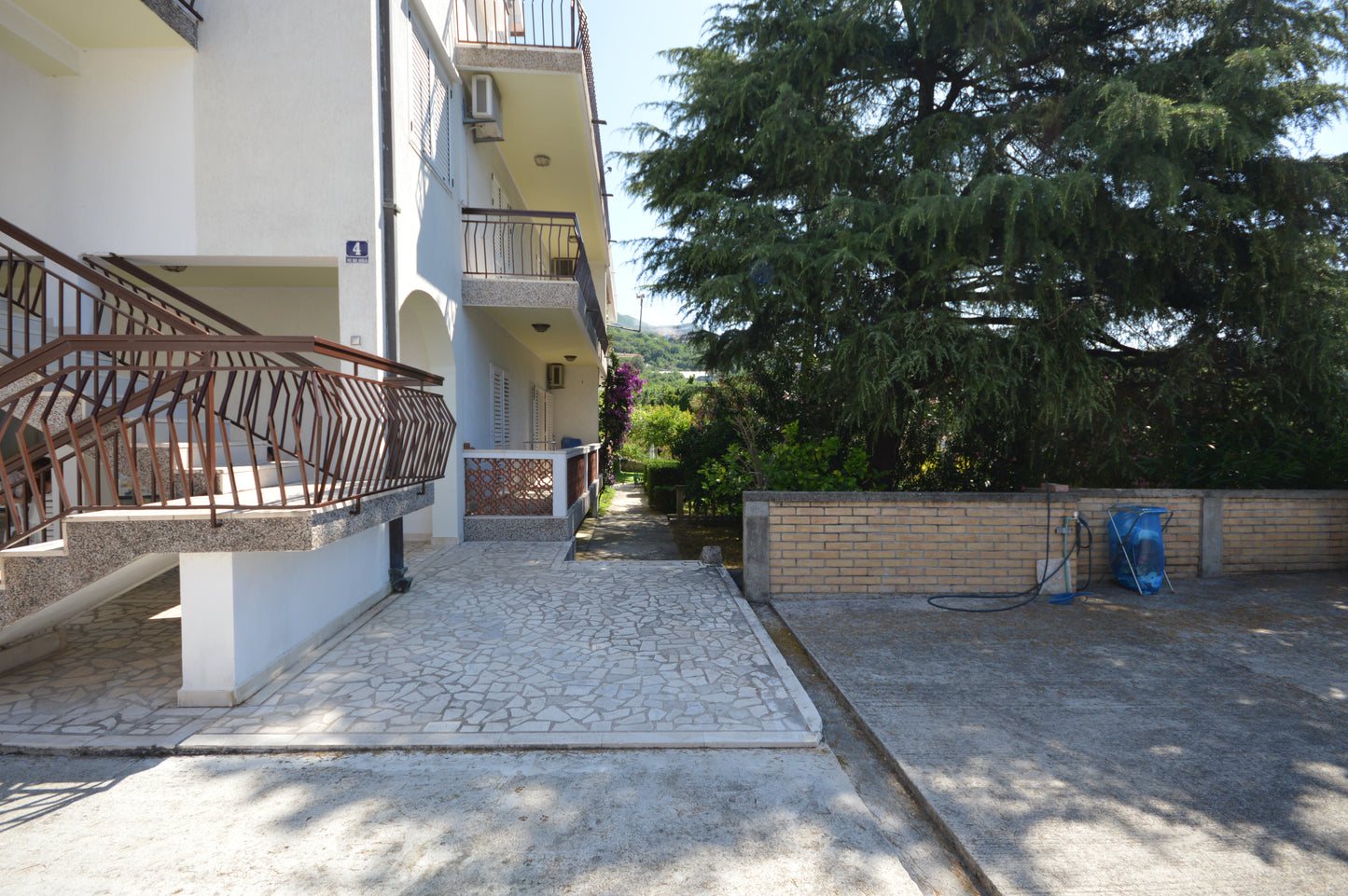Large House With Studio Apartment & Sea View In Heart Of Igalo