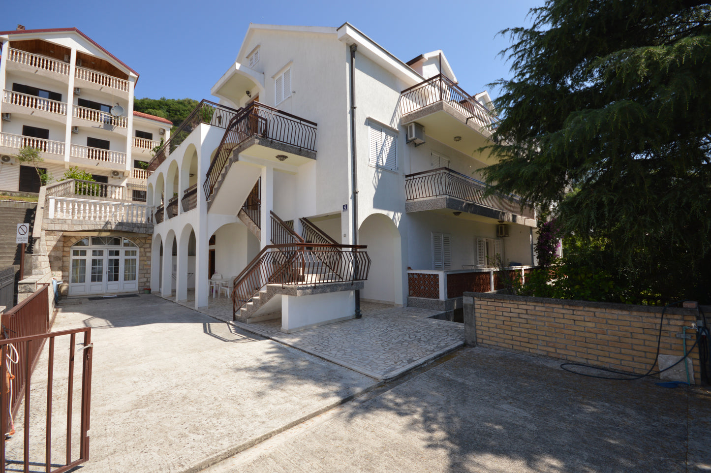 Large House With Studio Apartment & Sea View In Heart Of Igalo