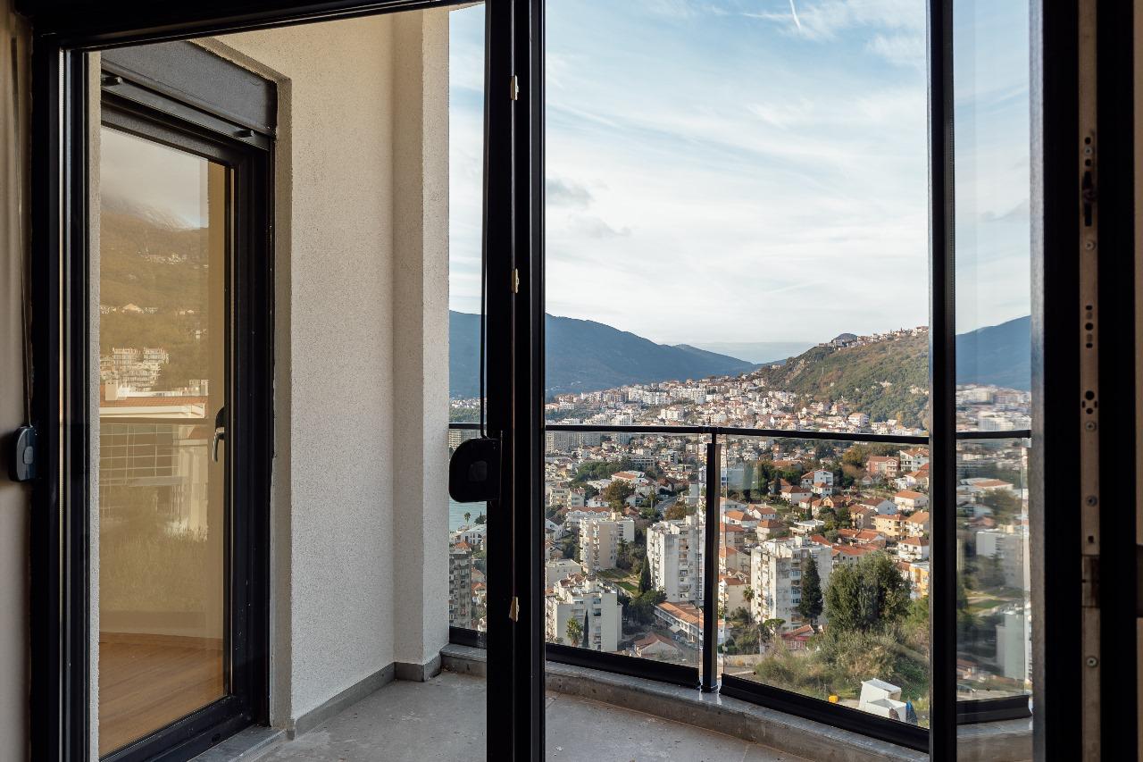 3 Bedroom Apartment In New Building Overlooking The Bay