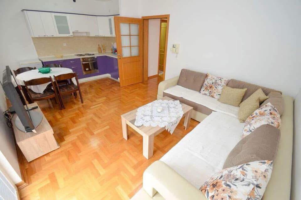 2 Bedroom Apartment In Small Complex With Pool & Parking