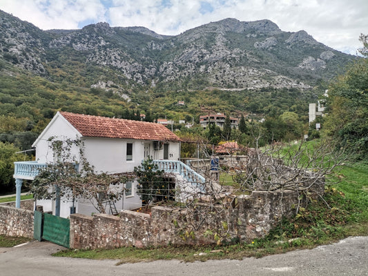 Lovely House in Budva With Garden And Sea View