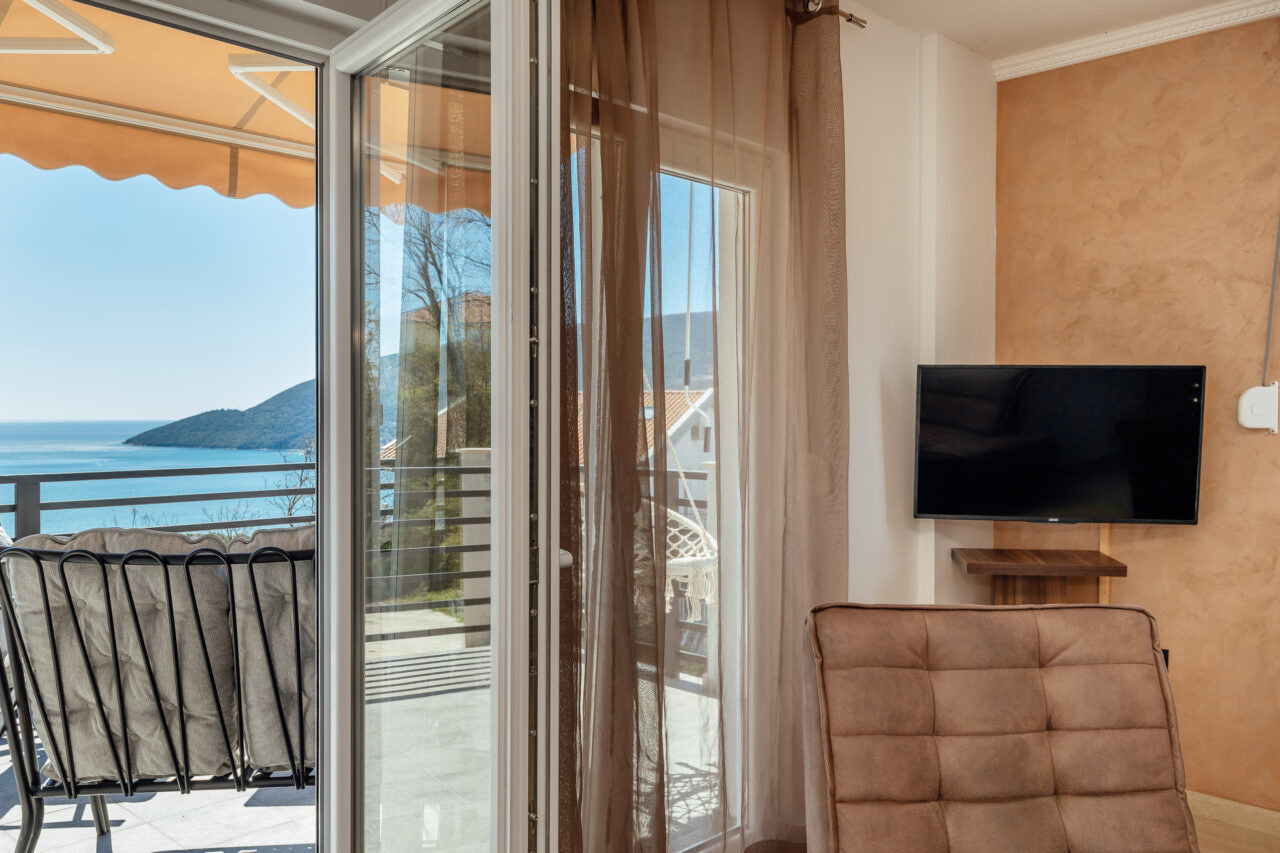 1 Bedroom Apartment In Herceg Novi With Sea View