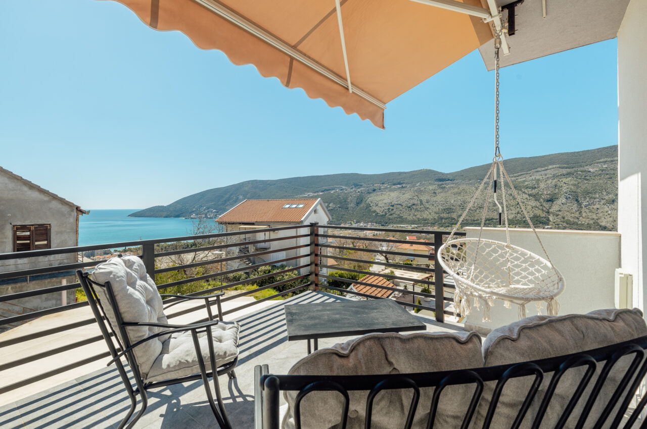 1 Bedroom Apartment In Herceg Novi With Sea View