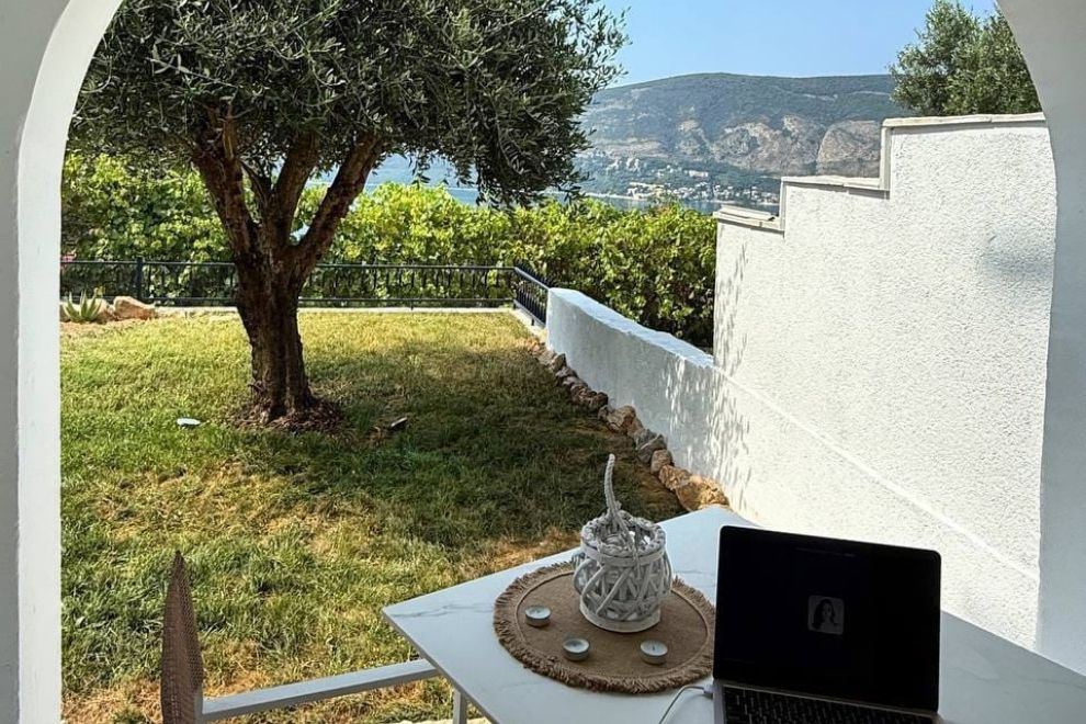 Charming 1 Bedroom Apartment in Srbina With Sea View, Private Garden & Parking