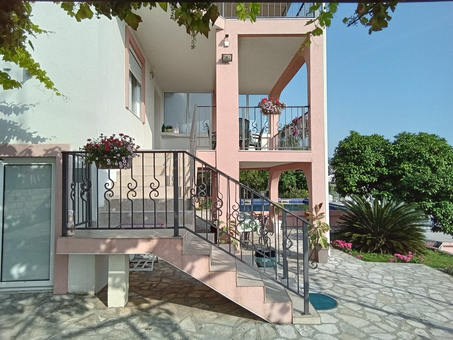 House With Pool And Sea View In Bar