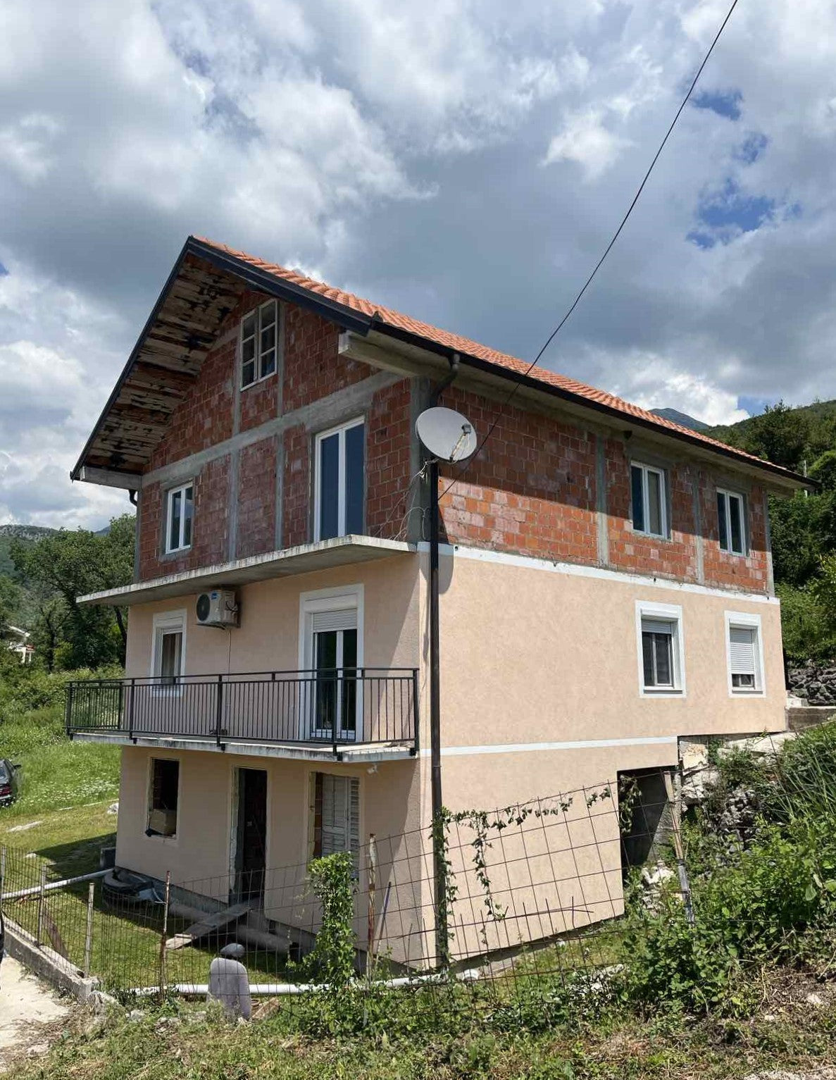 Spacious House For Renovation On A Large Plot In Mojdez