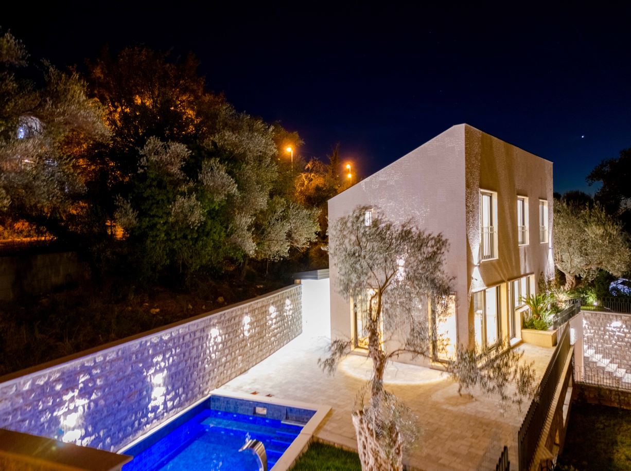 Contemporary 3 Bedroom Villa With Gym And Jacuzzi In Budva