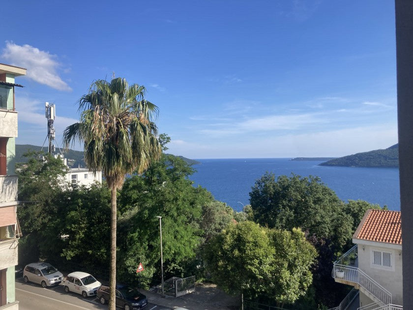 2 Bedroom Apartment 500m From The Sea In Heart of Herceg Novi