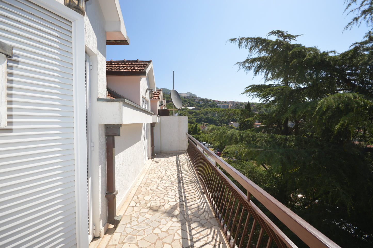 Large House With Studio Apartment & Sea View In Heart Of Igalo