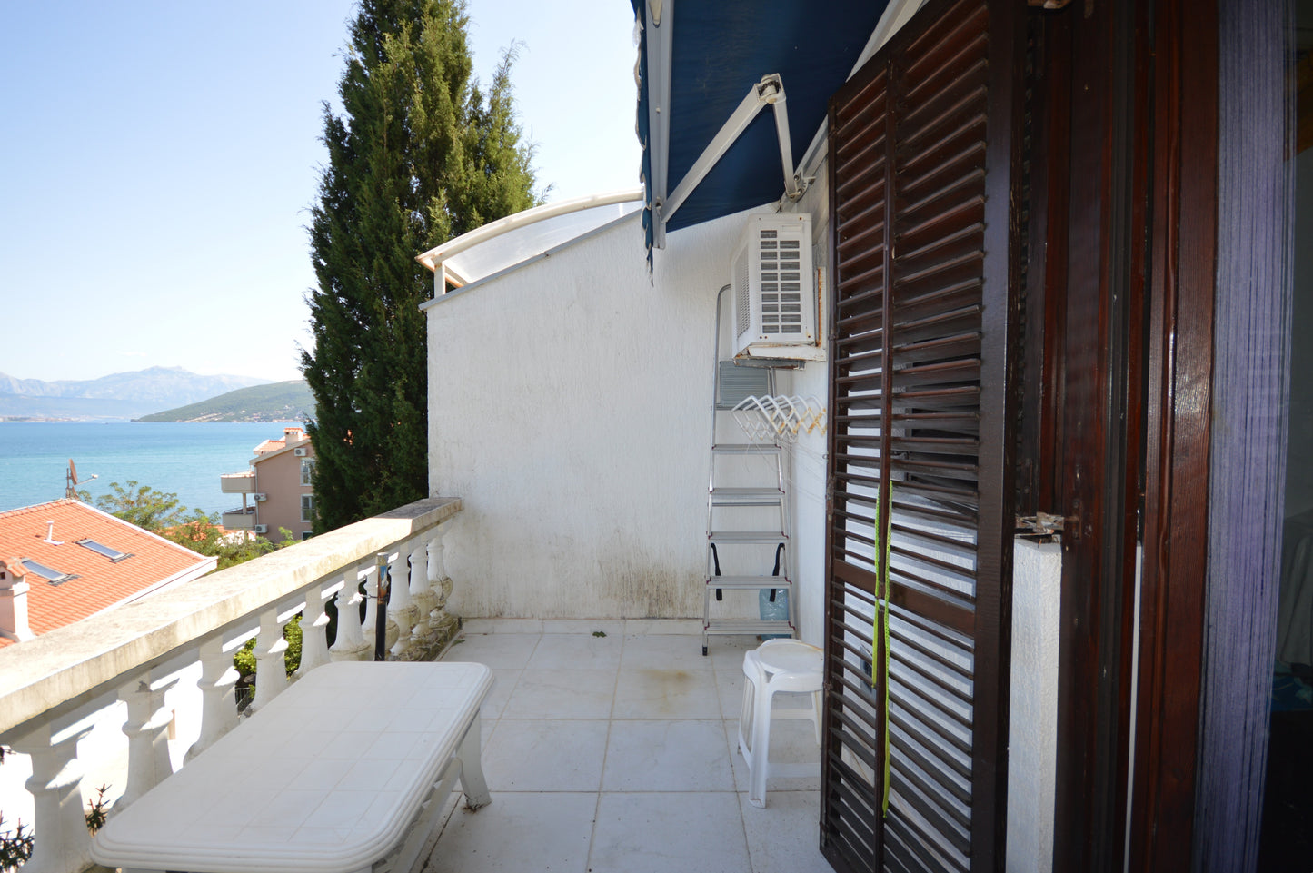 Charming Studio Apartment Overlooking The Bay And Town In Njivice