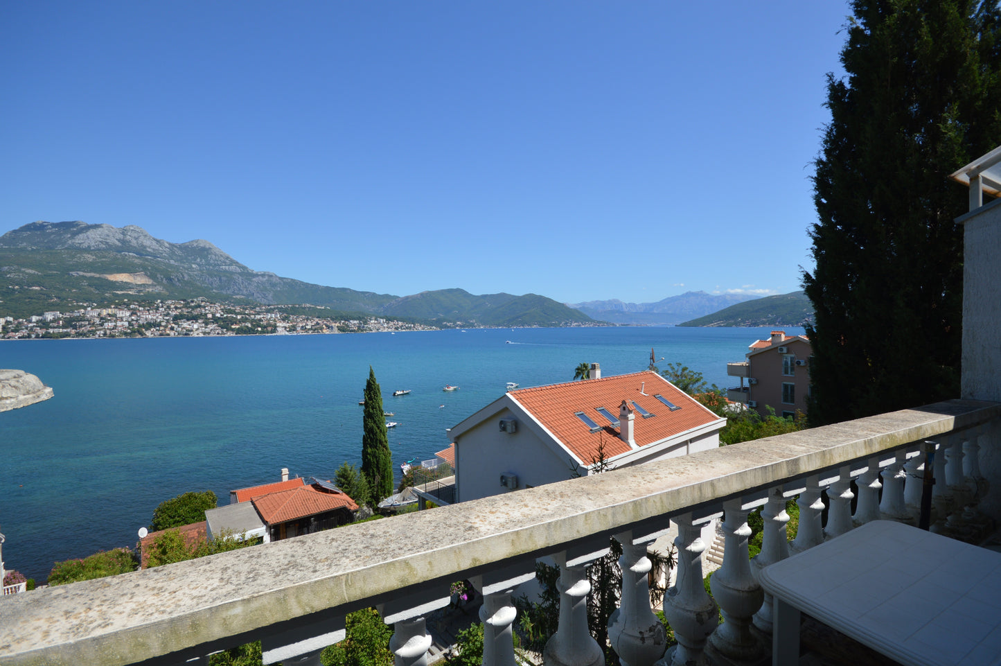 Charming Studio Apartment Overlooking The Bay And Town In Njivice