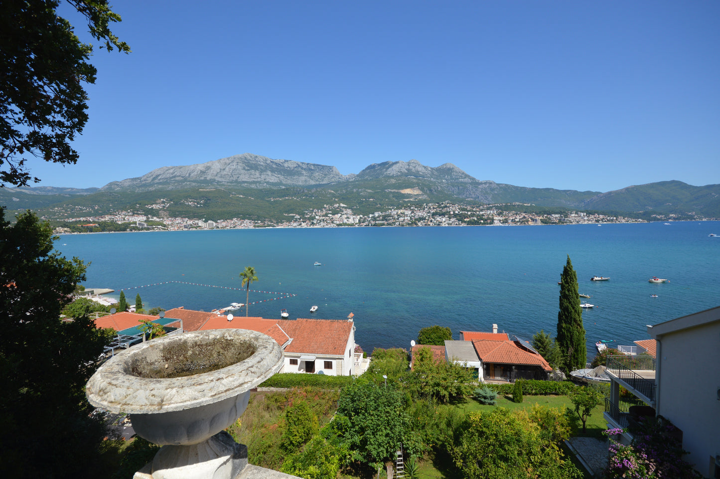 Charming Studio Apartment Overlooking The Bay And Town In Njivice