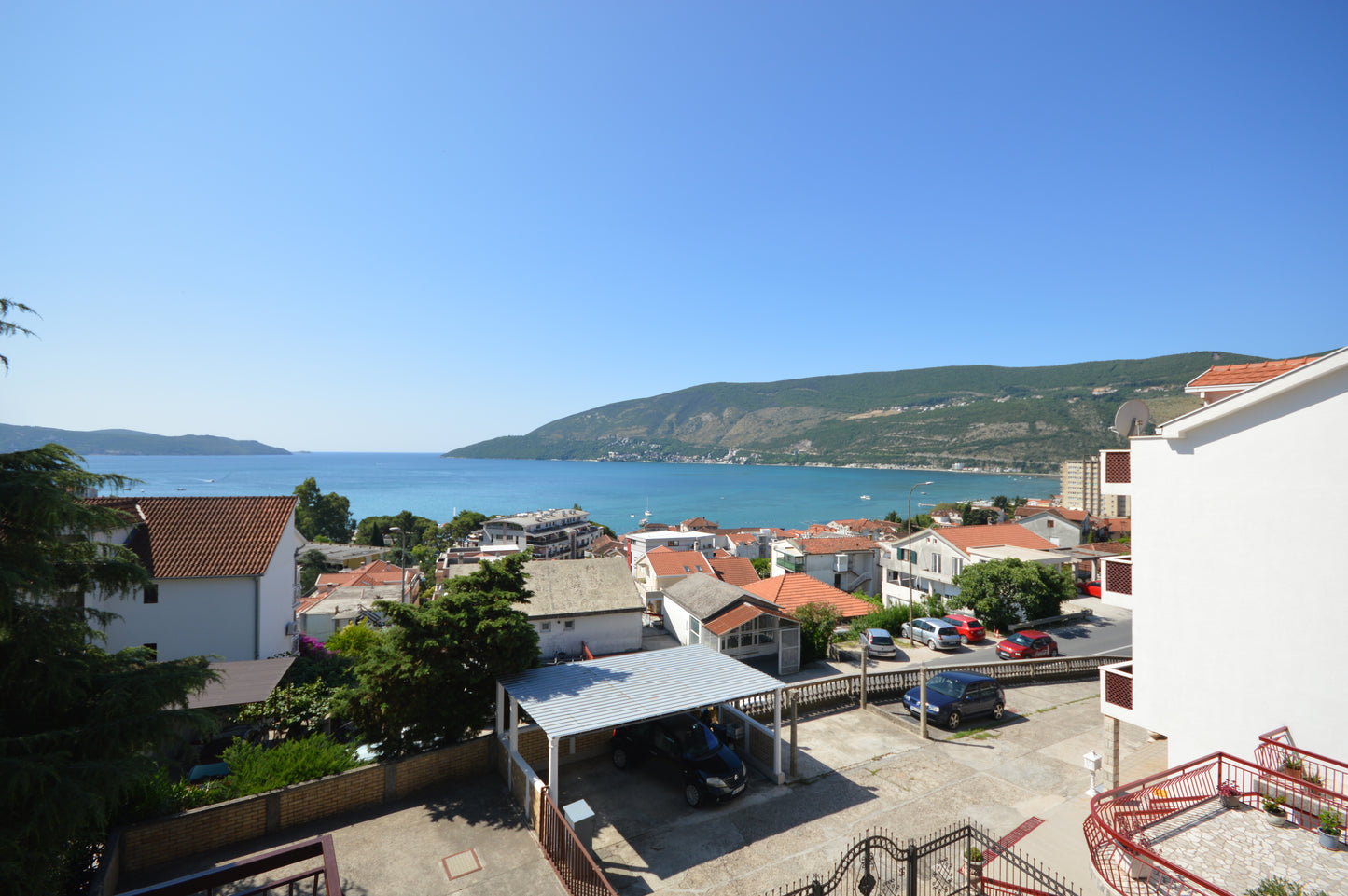 Large House With Studio Apartment & Sea View In Heart Of Igalo