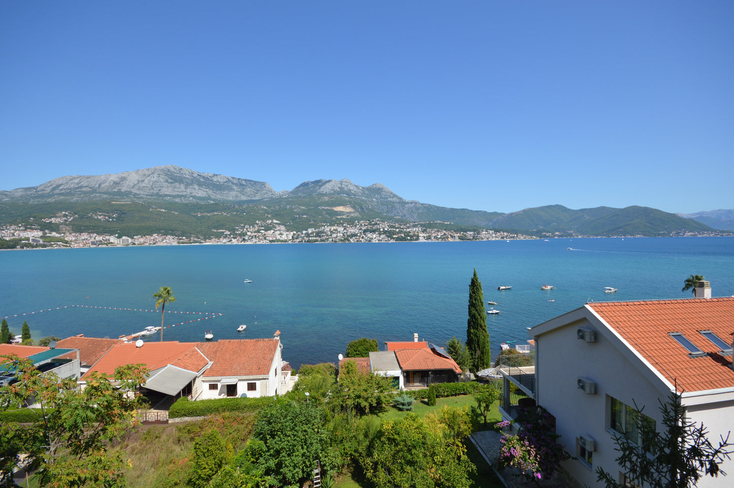 Charming Studio Apartment Overlooking The Bay And Town In Njivice