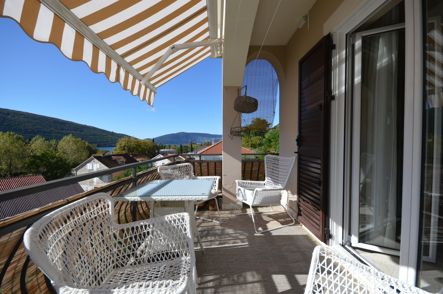 Large House In Kumbor Consisting Of 3 Separate Apartments