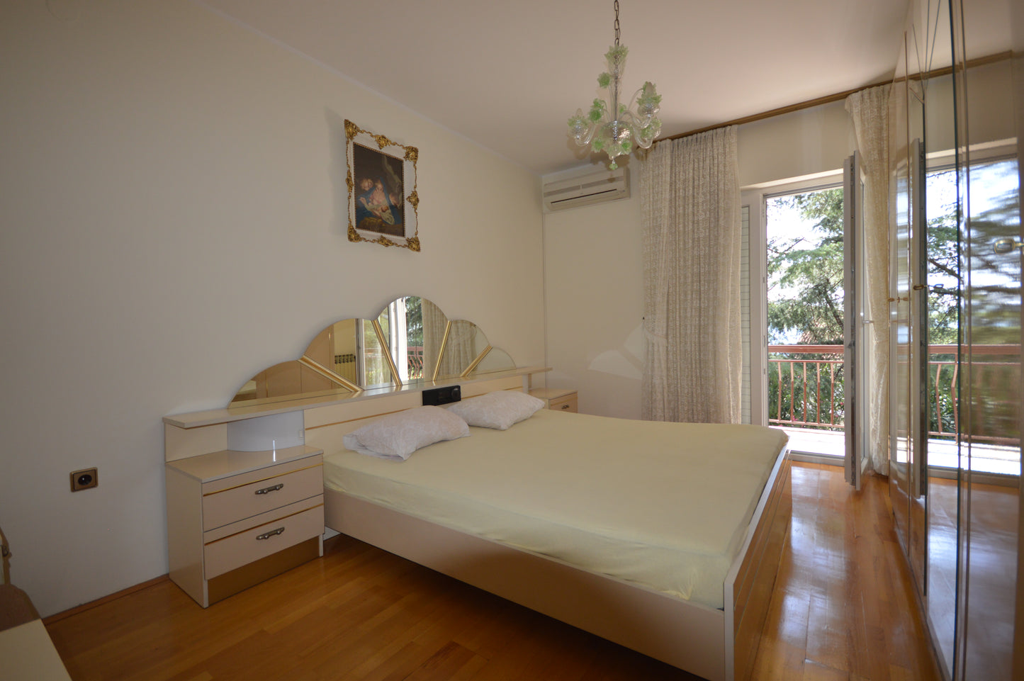 Large House With Studio Apartment & Sea View In Heart Of Igalo