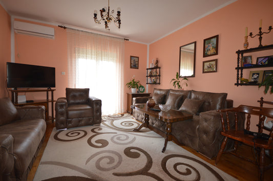 5 Bedroom House in Crveni Krst With Parking