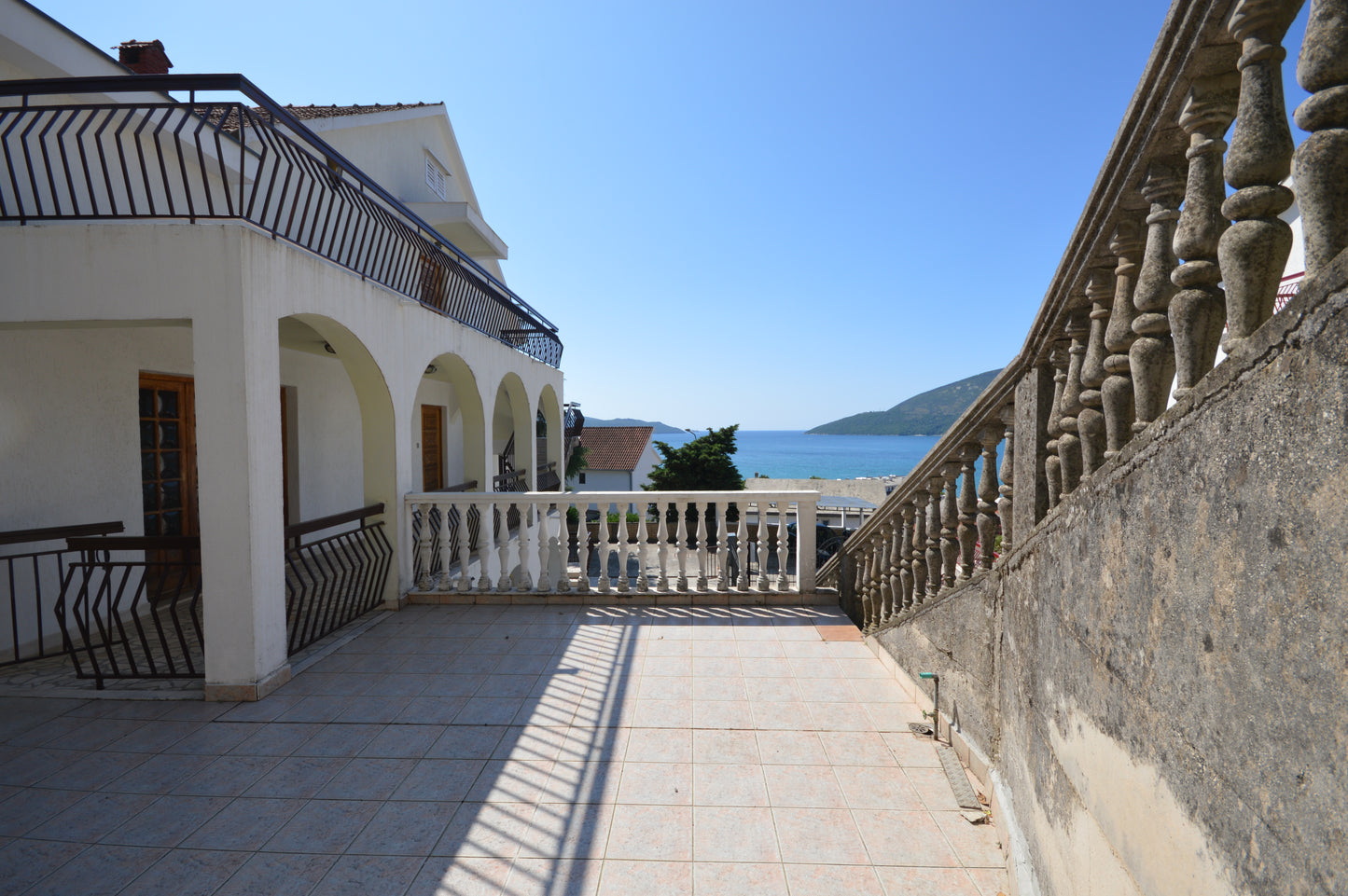 Large House With Studio Apartment & Sea View In Heart Of Igalo