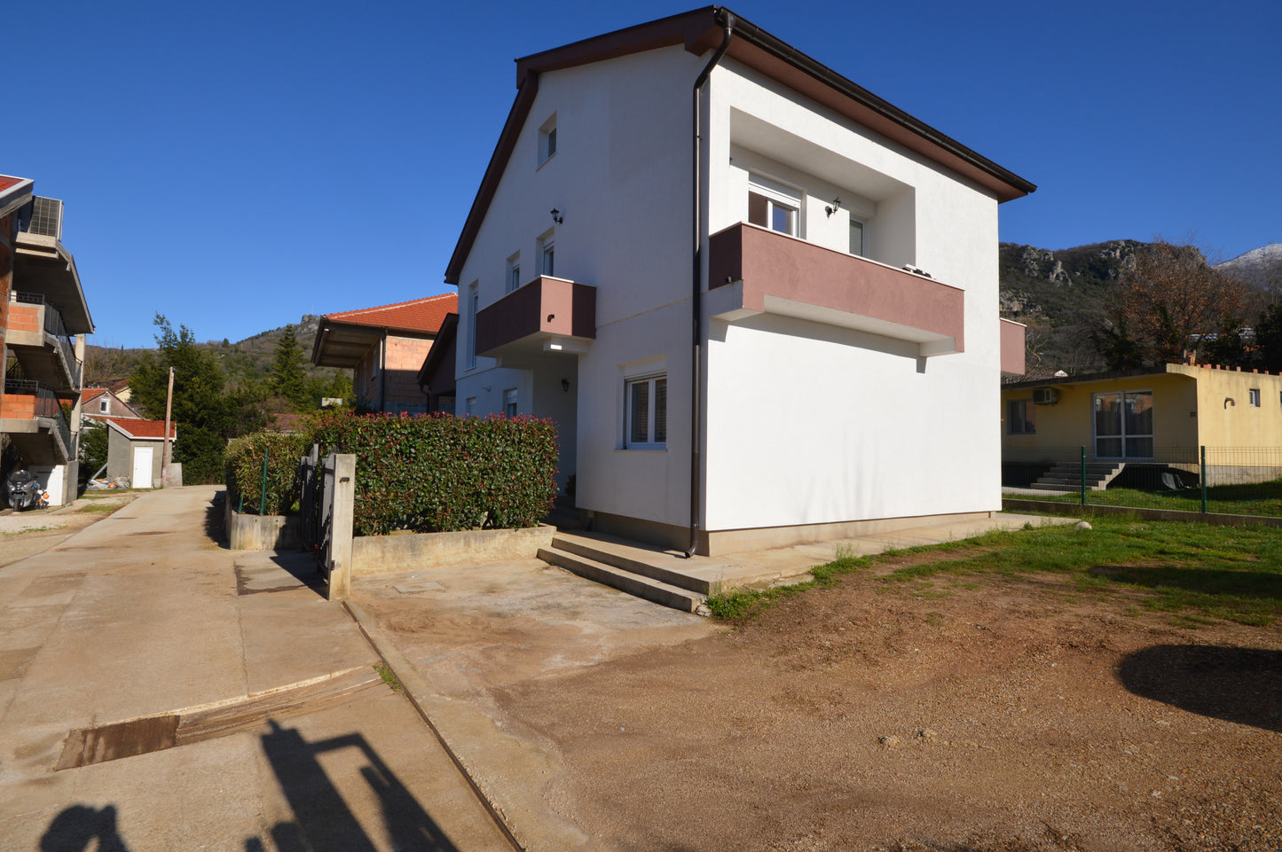 Modern, New 4 Bedroom House In Podi With Large Plot And Parking