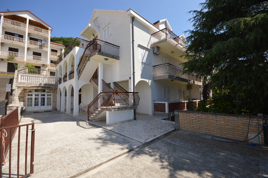 Large House With Studio Apartment & Sea View In Heart Of Igalo