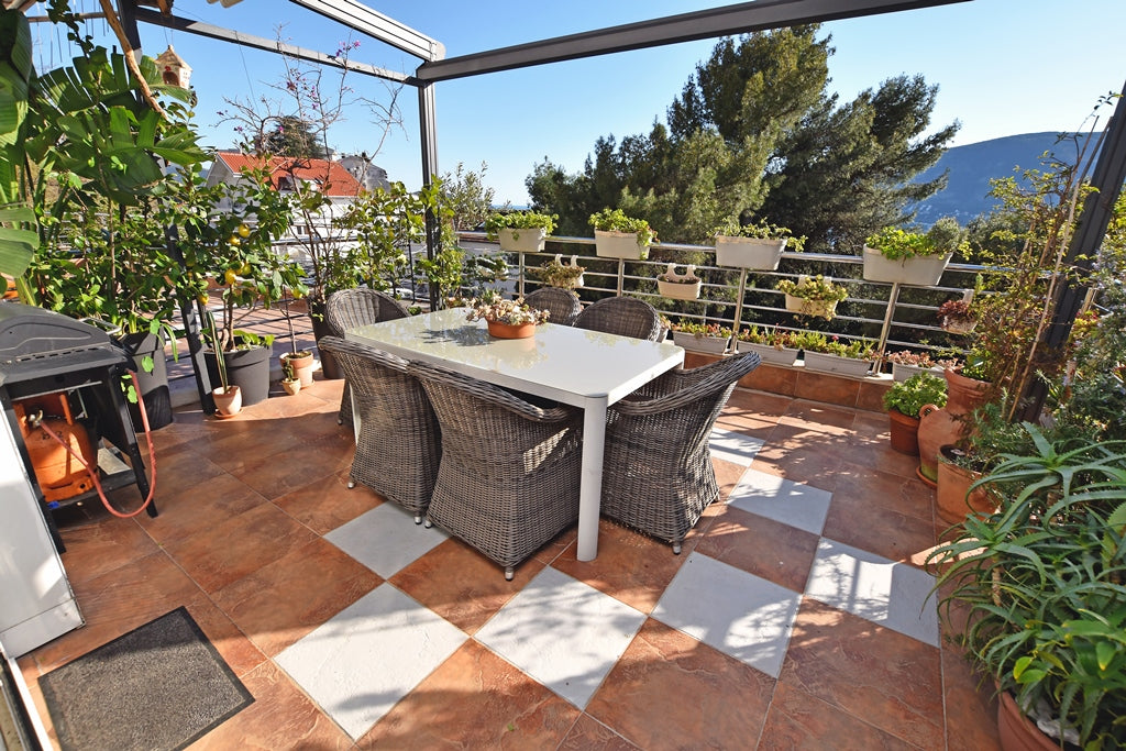 Charming Sea-View Apartment with Large Terrace In Herceg Novi
