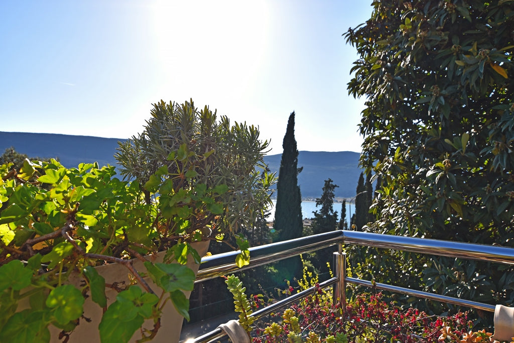 Charming Sea-View Apartment with Large Terrace In Herceg Novi