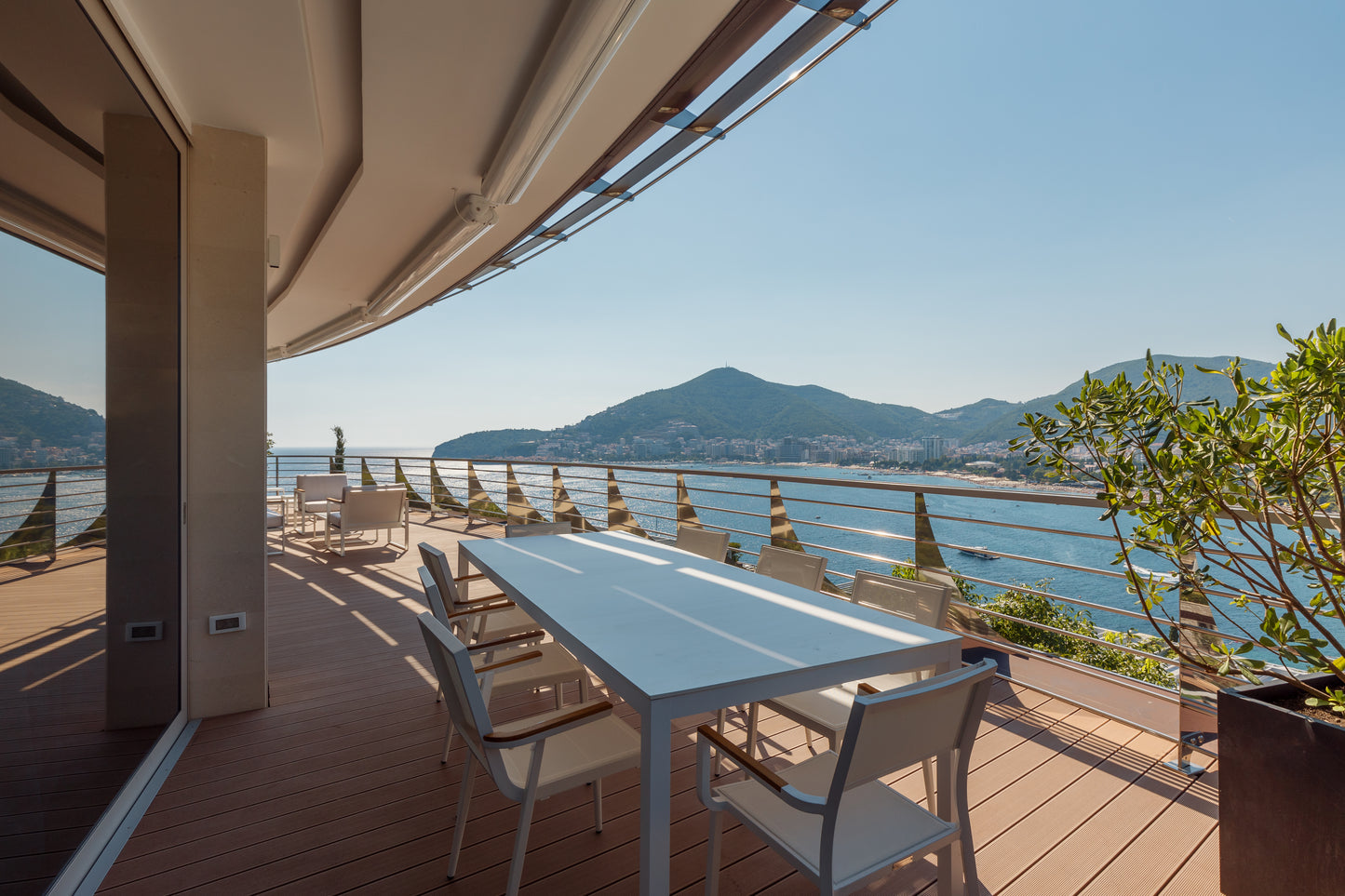 Penthouse With Panoramic Views And Jacuzzi In Budva