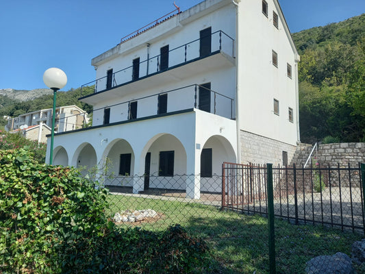 Large House In Petrovac With Sea Views And Vineyard