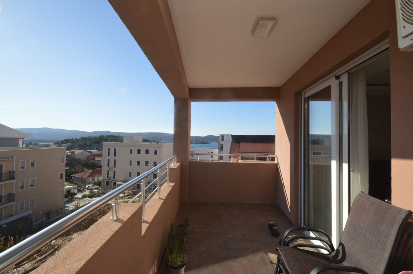 2 Bedroom Apartment 300m From The Sea In Tivat