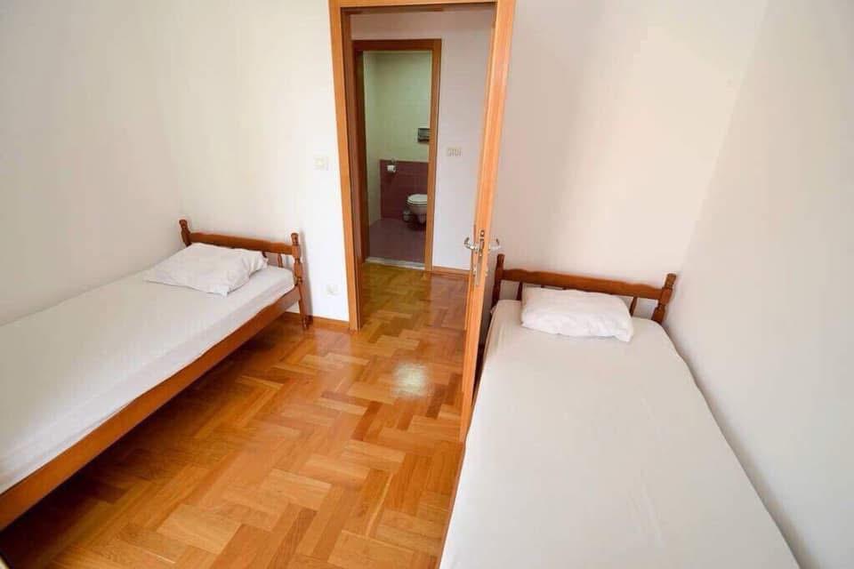 2 Bedroom Apartment In Small Complex With Pool & Parking