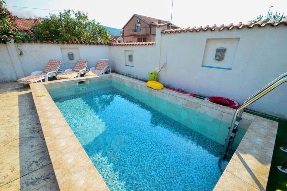 2 Bedroom Apartment In Small Complex With Pool & Parking