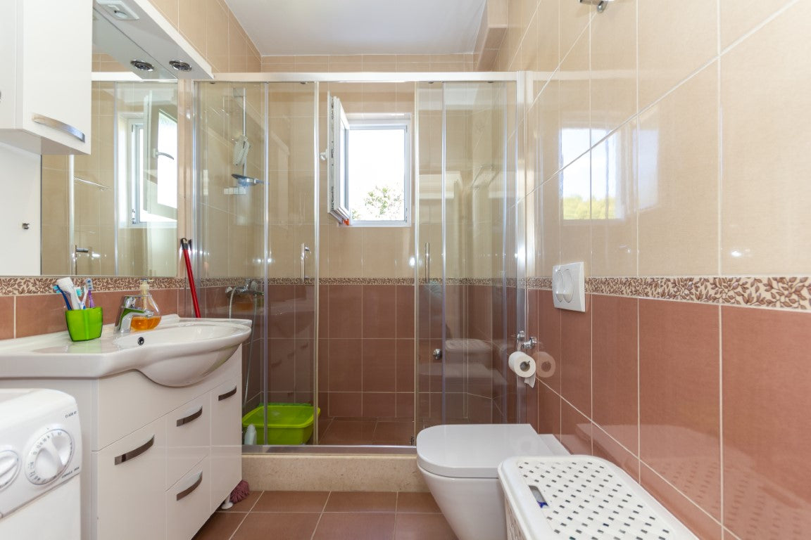 Large House With 3 Separate Apartments With Parking & Garden In Igalo