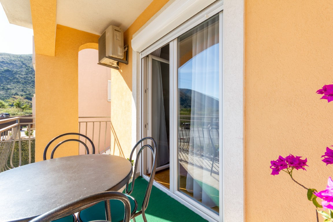 Large House With 3 Separate Apartments With Parking & Garden In Igalo
