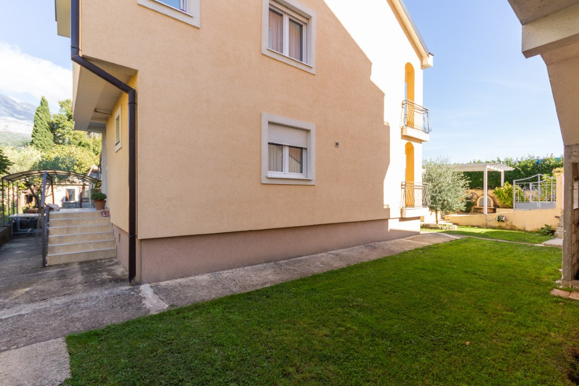 Large House With 3 Separate Apartments With Parking & Garden In Igalo