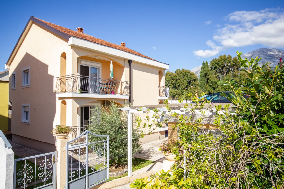Large House With 3 Separate Apartments With Parking & Garden In Igalo