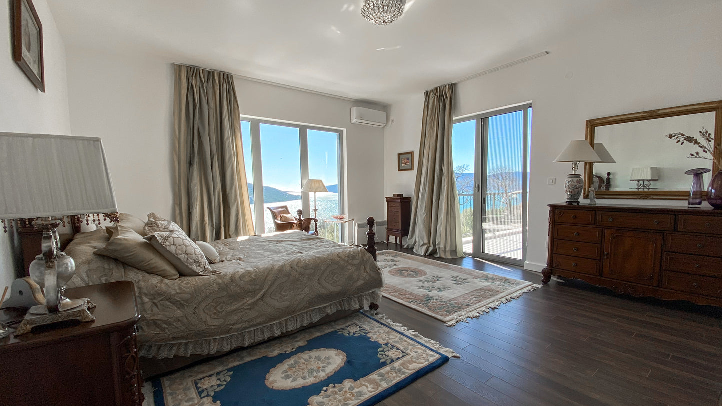 Luxury 4 Bedroom Villa With Pool & Sea View in Kumbor